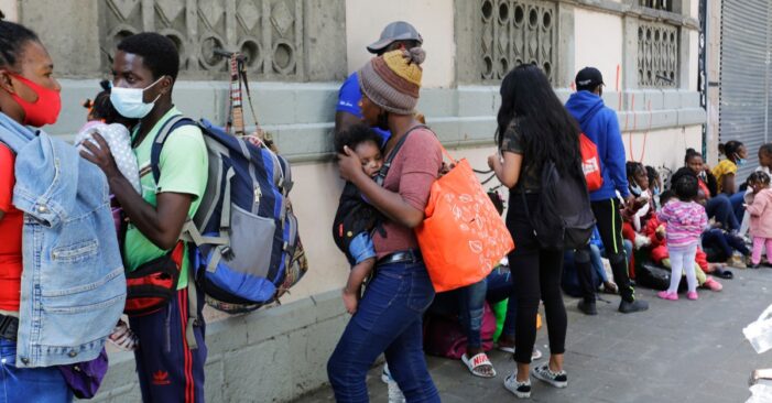 Las deportaciones violentas y racistas de refugiados haitianos van más allá de la palidez