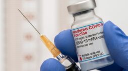 Covid-19: los expertos esperan datos sobre la vacuna para niños de Moderna; Critican el levantamiento del mandato de la máscara