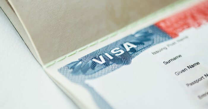 Se está autodeportando después de 'envejecer' de la visa de sus padres. ¿Ayudará el Congreso a otros inmigrantes a quedarse?