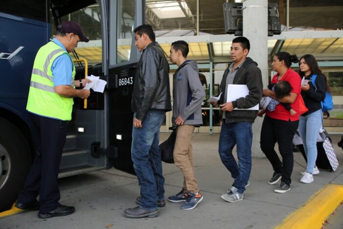 Concejo de la ciudad de Nueva York celebra audiencia especial sobre solicitantes de asilo transportados en autobús desde Texas
