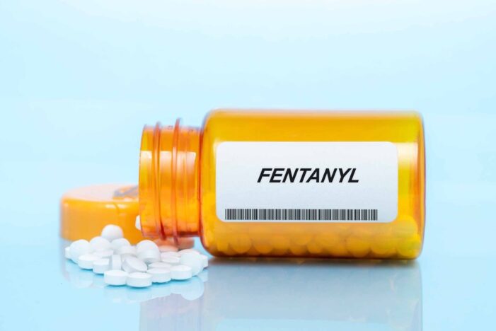La doble amenaza causada por las drogas sintéticas: fentanilo y metanfetamina en los Estados Unidos
