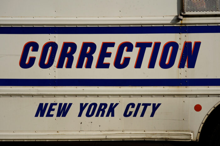 En Nueva York, el Departamento Correccional Cuestionado sobre la Colaboración con ICE en la Audiencia del Concejo Municipal de la Ciudad de Nueva York