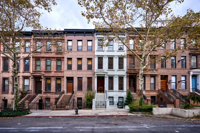 Una casa dividida: cómo una banda de especuladores se apoderó de las escrituras de las casas de piedra rojiza de Brooklyn propiedad de negros