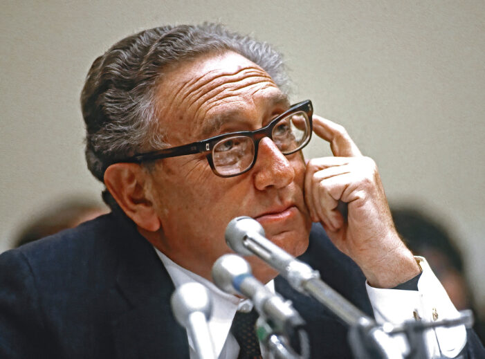 El difunto Henry Kissinger es culpado por la muerte de miles de personas