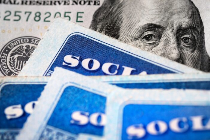 El Seguro Social anuncia un aumento de beneficios del 3.2 por ciento para 2024