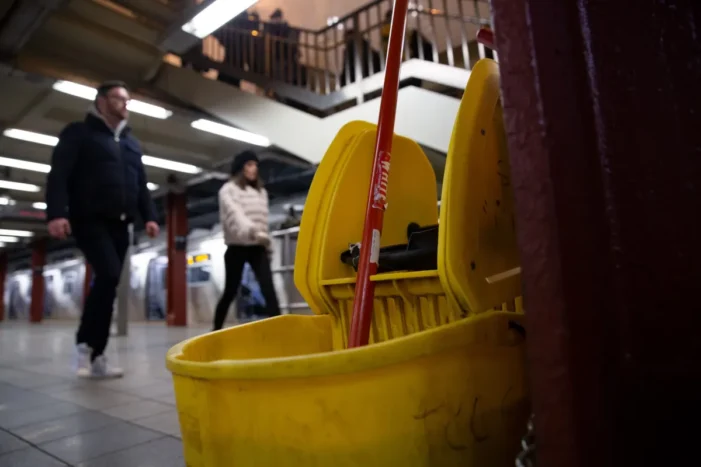El Contralor demanda por millones en salarios robados a los trabajadores de la MTA en la era COVID, alega