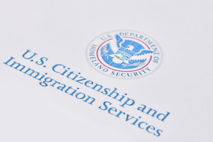 L'USCIS réédite une règle temporaire pour prolonger les permis de travail de 800,000 XNUMX travailleurs immigrants